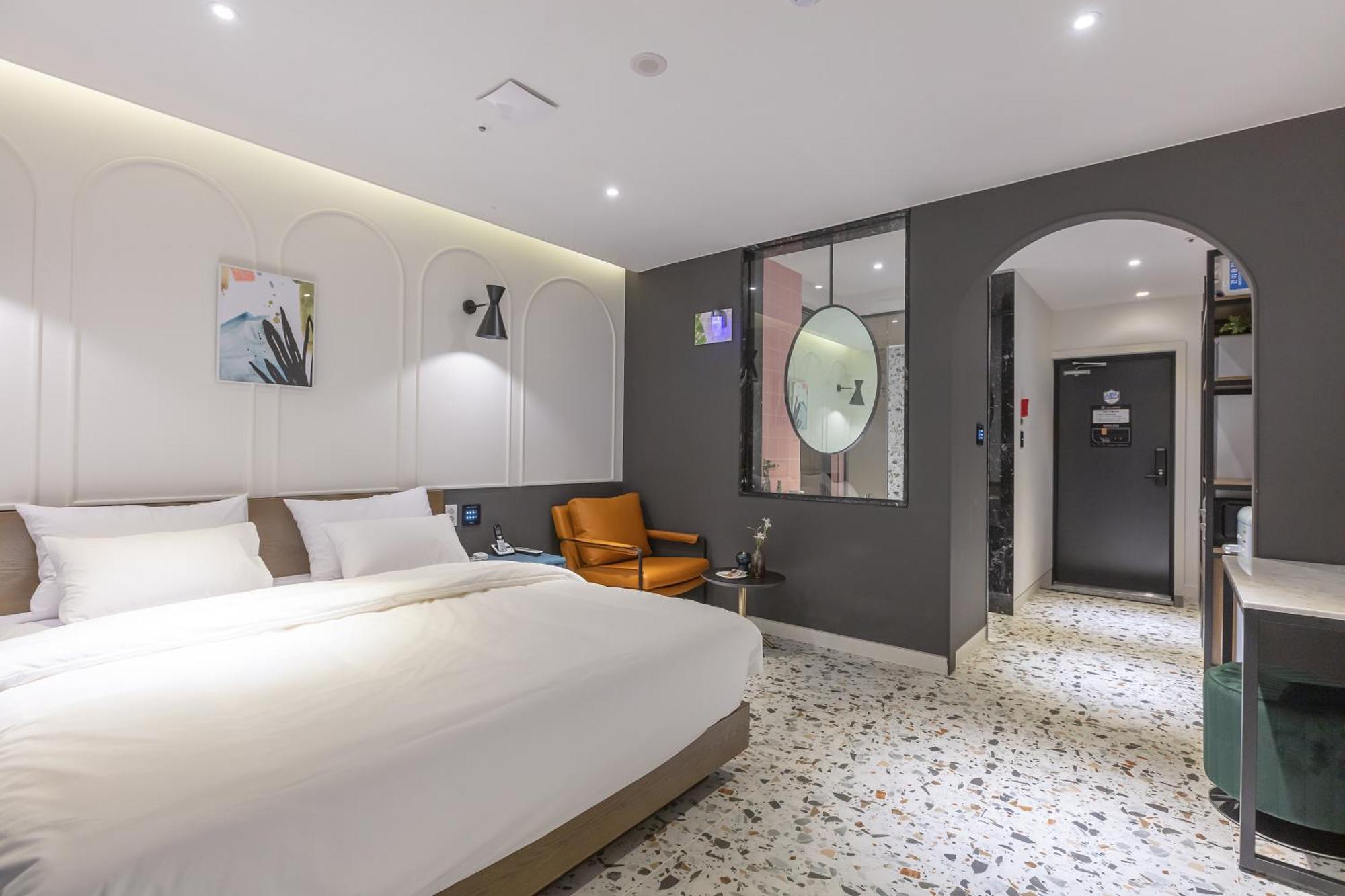 Nomad Hotel Gimhae Bagian luar foto