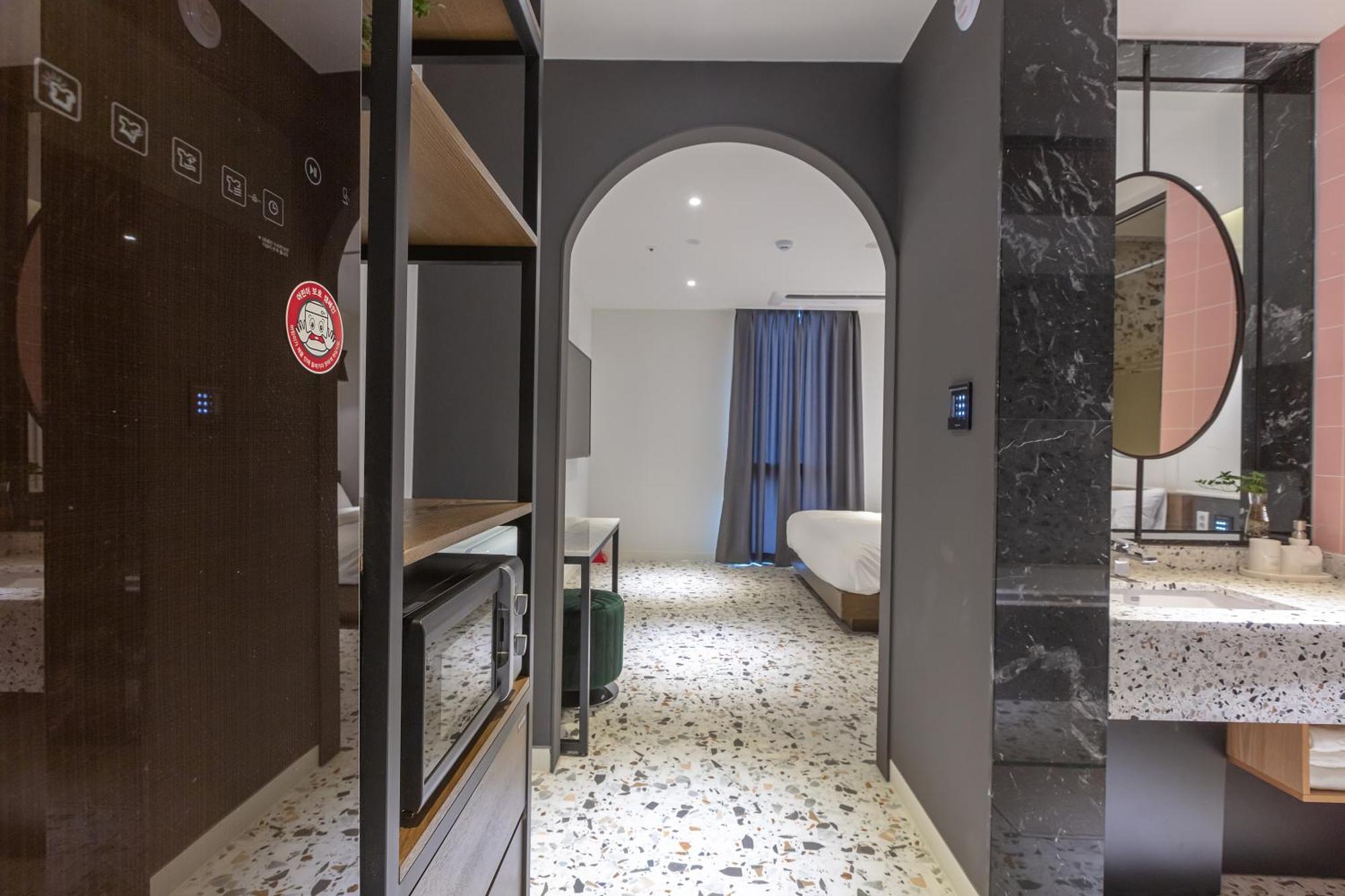 Nomad Hotel Gimhae Bagian luar foto